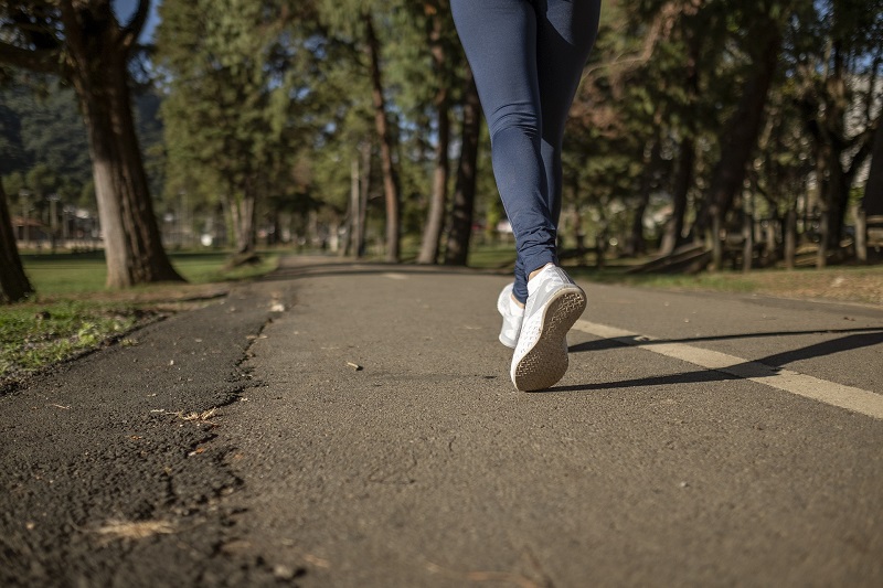 Marcher une demi-heure par jour aide à prévenir les douleurs lombaires (étude)